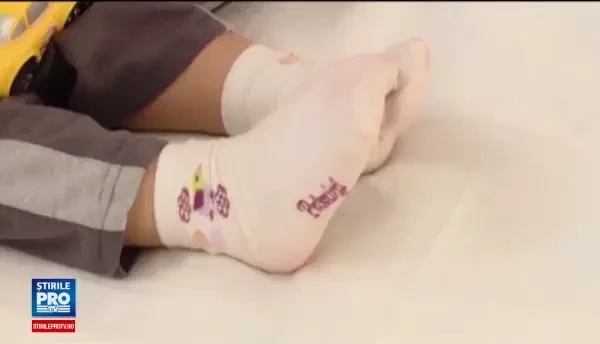 Tragedie intr-o familie din Bacau. O mama a incercat sa isi desparta cei doi copii, insa, a provocat moartea fetitei