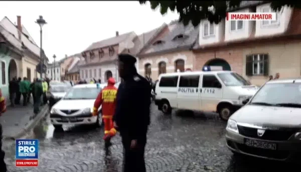 Scene socante la Sibiu. Momentul in care un urs a fost impuscat mortal in curtea unei case. S-a deschis dosar penal. VIDEO