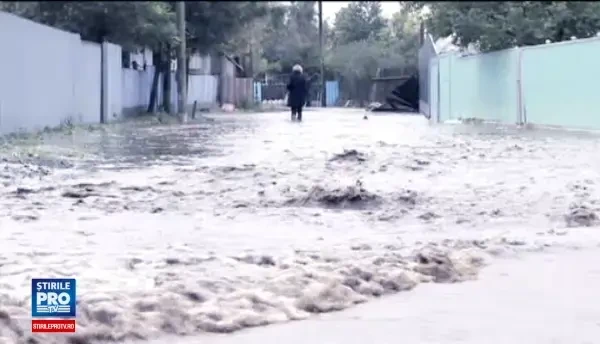 Inundatii in Galati: Patru localitati acoperite de ape si sute de oameni evacuati. PLAN ROSU de actiune activat de autoritati