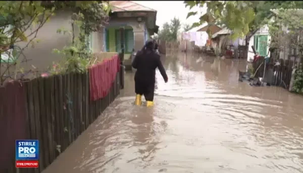 Inundatiile au lovit in toata tara si au afectat drumuri si sute de case. Ce masuri sunt pregatite in caz de urgenta