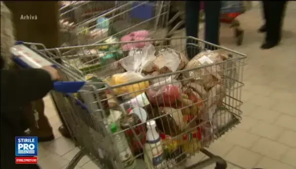 Magazinele ar putea fi obligate prin lege sa doneze alimentele aproape de expirare. Ce beneficii vor primi in schimb