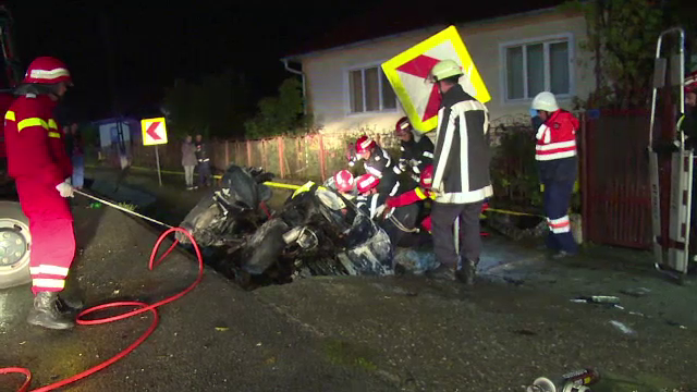 Un sofer de 25 de ani a ars de viu dupa ce a intrat cu masina sa a intrat intr-un cap de pod. Martor: "Era foarte mult fum"