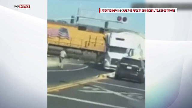 Un TIR a ramas blocat pe sine, iar un tren l-a izbit in plin. Un trecator a filmat intreaga scena