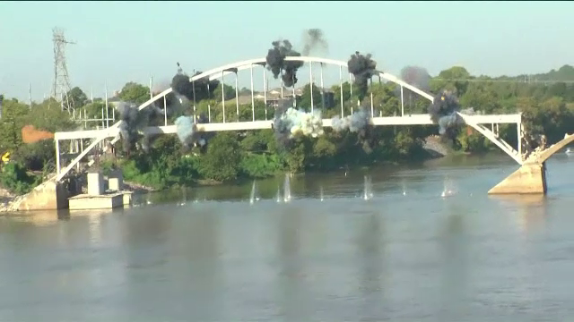 Podul care dupa doua explozii a ramas neclintit. Cum au reusit inginerii sa il darame in final