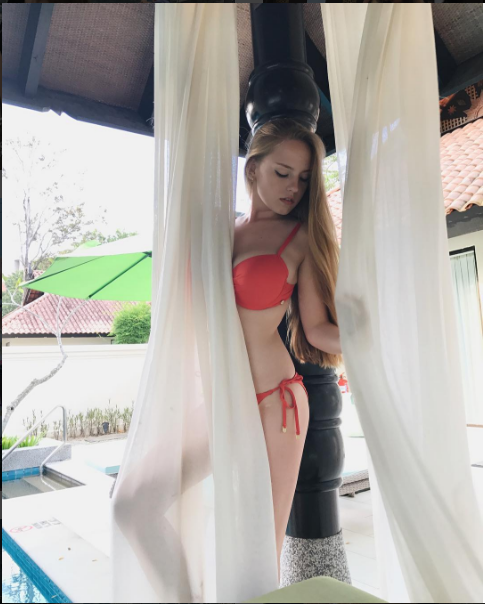 Au filmat-o in timp ce preda, iar clipul a ajuns viral. Tanara considerata cea mai frumoasa profesoara din lume. VIDEO