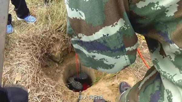 pompier care salveaza un copil cazut in put in China