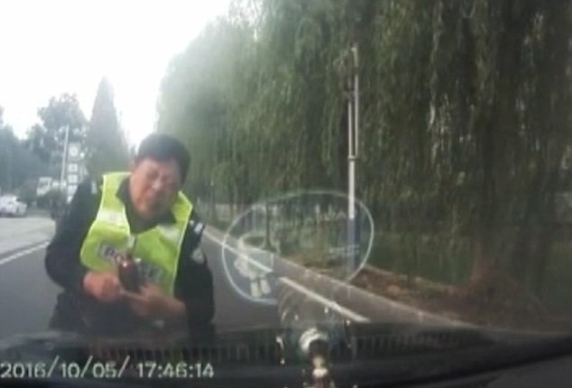 L-a oprit pentru un control de rutina, dar a fost tarat 2 kilometri pe capota masinii. Ce s-a intamplat cu politistul. VIDEO