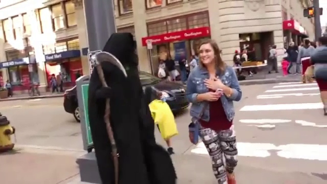 traversatul cu ochii in telefon