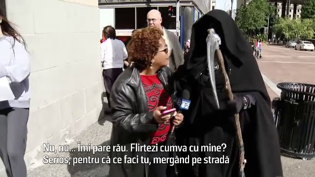 traversatul cu ochii in telefon