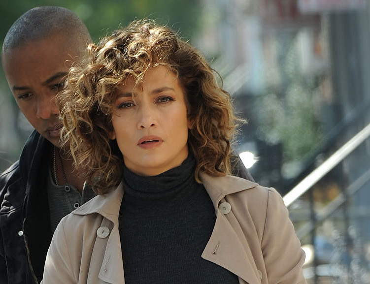 Impuscaturi pe platourile de filmare ale unui serial in care protagonista este Jennifer Lopez. Actorii sunt in stare de soc