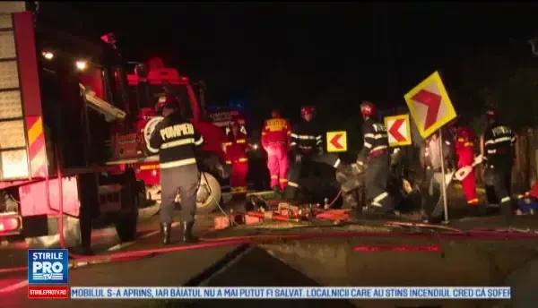 Un sofer de 25 de ani a ars de viu dupa ce a intrat cu masina sa a intrat intr-un cap de pod. Martor: Era foarte mult fum