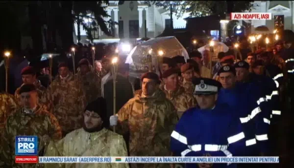 Peste 53.000 de pelerini s-au inchinat la Sf. Parascheva. Cum a iesit cu Moastele, s-a oprit ploaia