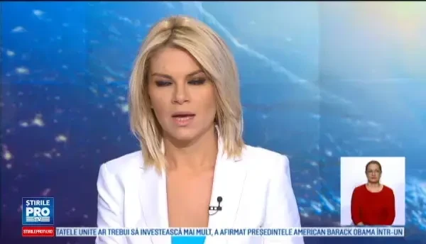 Un TIR a ramas blocat pe sine, iar un tren l-a izbit in plin. Un trecator a filmat intreaga scena