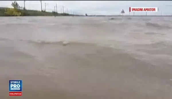 Drumul care a fost acoperit complet de ape, dupa codul rosu de inundatii. Soferii sunt nevoiti sa faca un ocol de 100 km