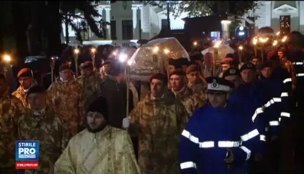 Peste 62.000 de pelerini s-au inchinat la Sf. Parascheva. Cum a iesit cu Moastele, s-a oprit ploaia