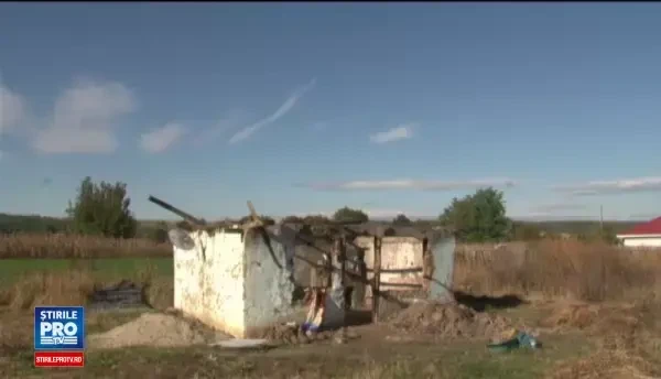 O familie din Bacau doarme sub cerul liber dupa ce casa le-a ars chiar in noaptea de Inviere: Asta e tot ce mi-a ramas
