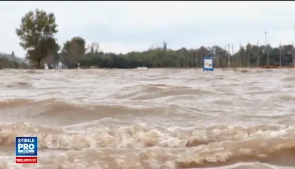 Bilantul inundatiilor din Galati, mai grav decat se credea: 1300 de persoane evacuate si 750 de gospodarii avariate