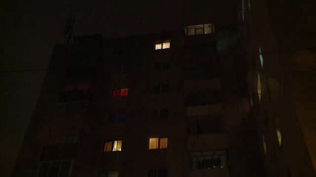 Un barbat a cazut de la etajul 10 al unui bloc, insa politistii nu exclud varianta sinuciderii. "Era foarte linistit"