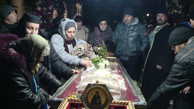 Pelerinajul Sf. Parascheva de la Iasi s-a incheiat. 100.000 de oameni au indurat frigul ore in sir pentru a ajunge la moaste