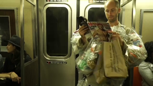 In loc sa la arunce, un american isi va lega de el toate pungile de gunoi, timp de o luna. Explicatia acestui experiment