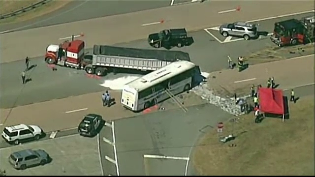 43 de persoane au fost ranite si una a murit in SUA, dupa ce un autobuz a intrat intr-un TIR