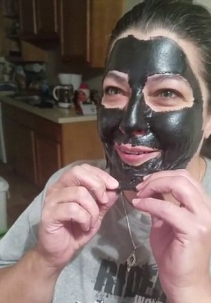 Momentul in care o femeie isi indeparteaza masca faciala, iar durerile sunt ingrozitoare. Cum arata. VIDEO