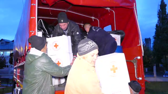 Rezervele de stat, trimise in Galati pentru persoanele afectate de inundatii. Drumurile sunt in continuare acoperite de ape