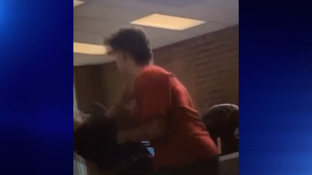 Doi elevi americani au avut o disputa, iar la un moment dat unul l-a lovit cu cotul. Starea in care a ajuns victima VIDEO