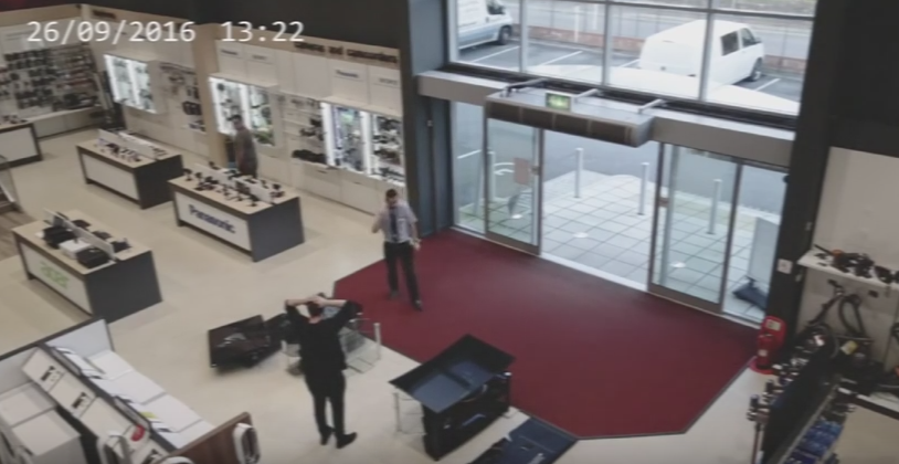 Cel mai ghinionist client. Din greseala a rasturnat intr-un magazin patru televizoare performante de 5000 de lire. VIDEO