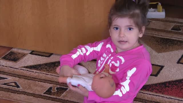 Ana s-a nascut fara o parte din piciorul drept si cu malformatii la coloana. Fetita are nevoie de ajutor pentru operatie