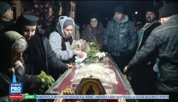 Peste 85.000 de pelerini s-au inchinat la moastele Sfintei Parascheva. Coada s-a dublat si a ajuns la 2 km