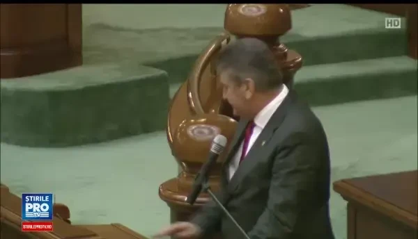 Doi detinuti de la Poarta Alba au sechestrat o angajata si au vrut sa o violeze in baie. Cum a reusit sa scape