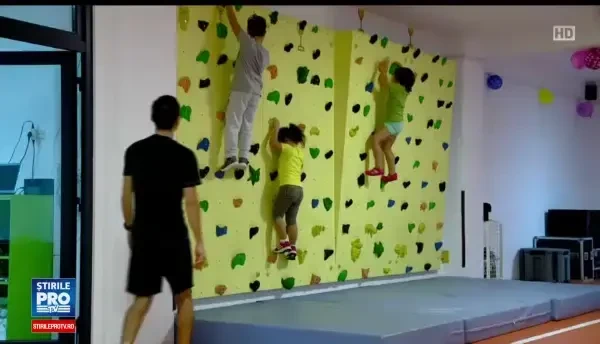 Doi parinti americani au trait cele mai dificile momente. Gemenii lor, lipiti in zona capului, au fost operati cu succes