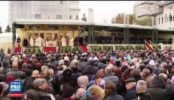 Mai mult de 100.000 de oameni s-au rugat pana acum la Sfanta Parascheva. Cum a reusit o bunica sa supravietuiasca frigului