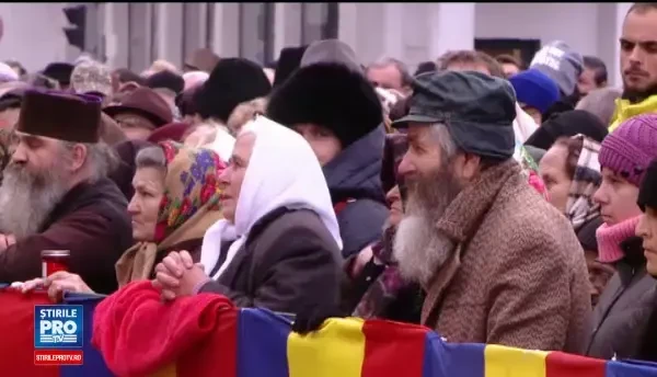 Pelerinajul Sf. Parascheva de la Iasi s-a incheiat. 100.000 de oameni au indurat frigul ore in sir pentru a ajunge la moaste