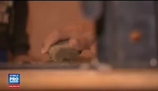 Banca e legata cu sarma iar elevii bat cu pietre cuiele din mobilier. Blestemul scolii la care se lucreaza de peste 10 ani