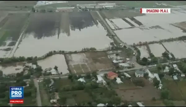 Rezervele de stat, trimise in Galati pentru persoanele afectate de inundatii. Drumurile sunt in continuare acoperite de ape