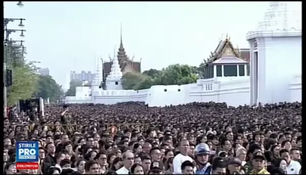 Doliu national de un an in Thailanda dupa moartea regelui. Televiziunile si ziarele au trecut la alb-negru pentru o luna