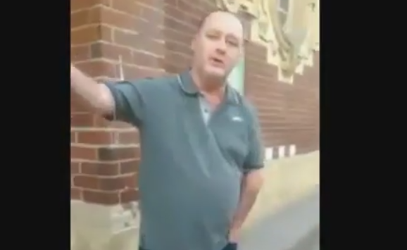 "Musulmanii invadeaza Anglia ca niste gandaci". Atacul xenofob al unui barbat la adresa a doua tinere care purtau hijab