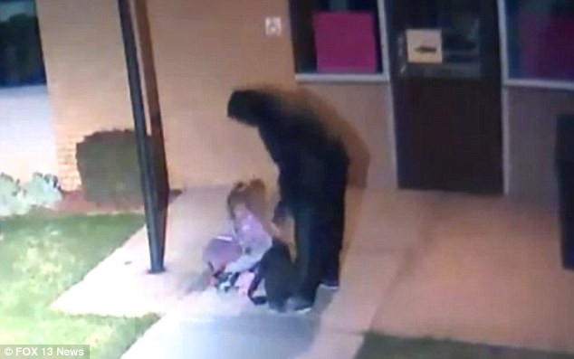 Un tata si-a abandonat fiica de 5 ani noaptea,in frig, intr-un campus. Cum a fost gasita dupa cateva ore. VIDEO