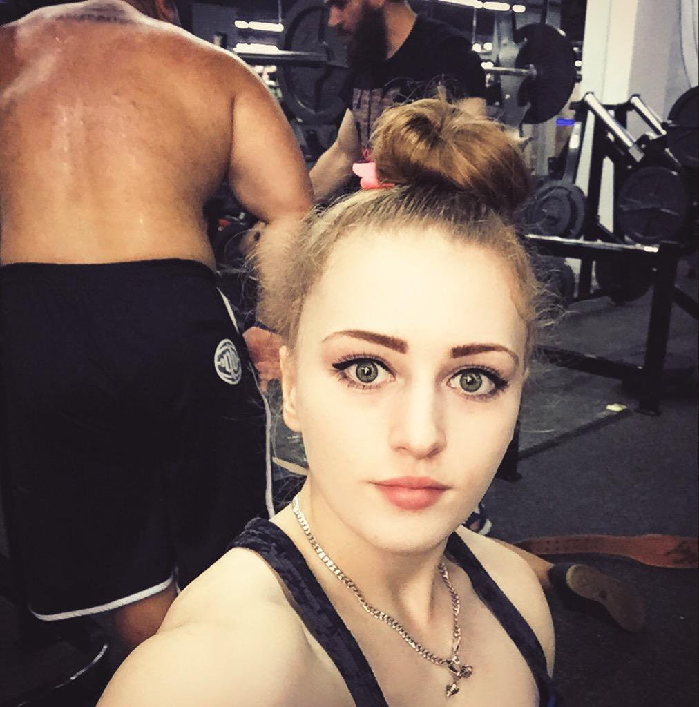 La 20 de ani, poate sa ridice 215 kilograme, iar toti prietenii ii spun "Barbie cu muschi". Cum arata Julia de la gat in jos