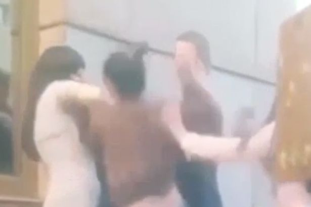 Momentul in care doi indragostiti sunt luati la bataie in plina strada de trei femei. Ce a provocat incidentul. VIDEO