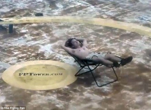 Se bronza pe un sezlong in largul Oceanului Atlantic in timpul Uraganului Matthew. Cat a rezistat barbatul. VIDEO