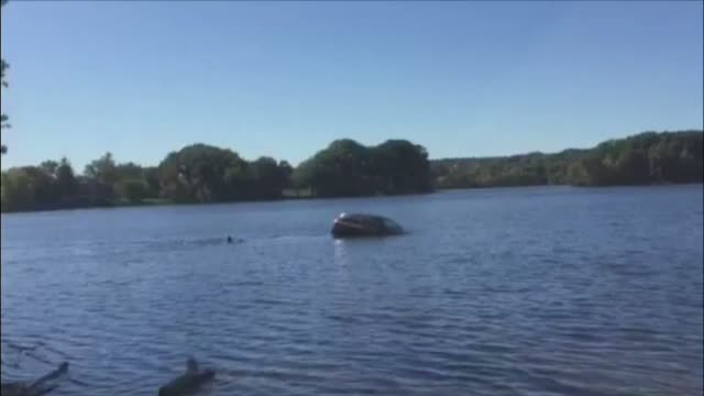 Salvata de cativa trecatori, dupa ce a cazut cu masina intr-un lac. Femeia a incurcat frana cu acceleratia