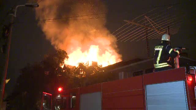 O vila de patrimoniu dintr-un cartier select al Capitalei, grav afectata de un incendiu. Pompierii incearca sa afle cauza