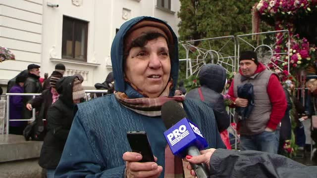 Pe langa rugaciuni, credinciosii ajunsi la Sfanta Parascheva nu uita sa fotografieze moastele pentru o amintire