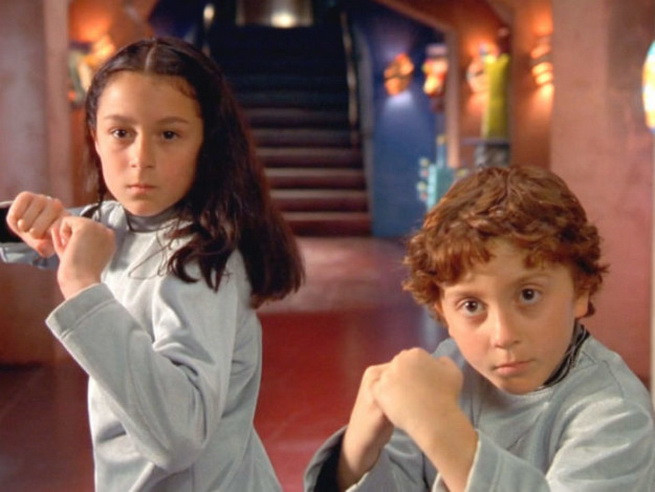 Il mai tii minte pe pustiul din "Spy Kids"? A devenit barbat in toata firea si este intr-o relatie cu o cantareata celebra