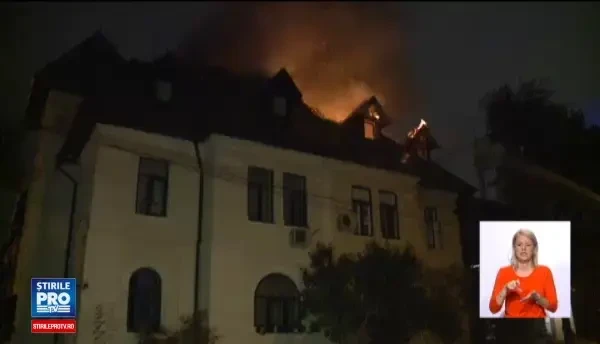 Flacari violente la mansarda unei vile brancovenesti, din zona Kiseleff a Capitalei.