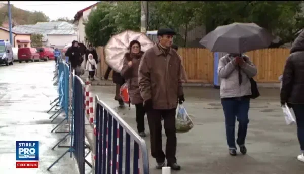 Pe langa rugaciuni, credinciosii ajunsi la Sfanta Parascheva nu uita sa fotografieze moastele pentru o amintire