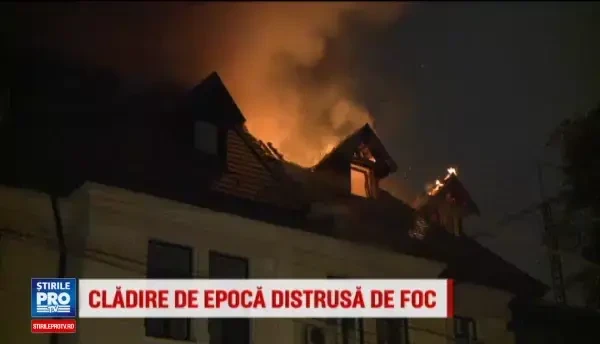 O vila de patrimoniu dintr-un cartier select al Capitalei, grav afectata de un incendiu. Pompierii incearca sa afle cauza